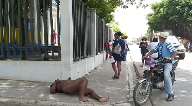 Mujer de Nacionalidad Haitiana deambula desnuda por las calles de ...