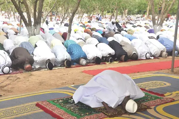 muslims-praying.jpg