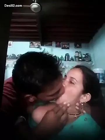 DESI AUNTY HAVING ROMANCE WITH YOUNG GUY | xHamster