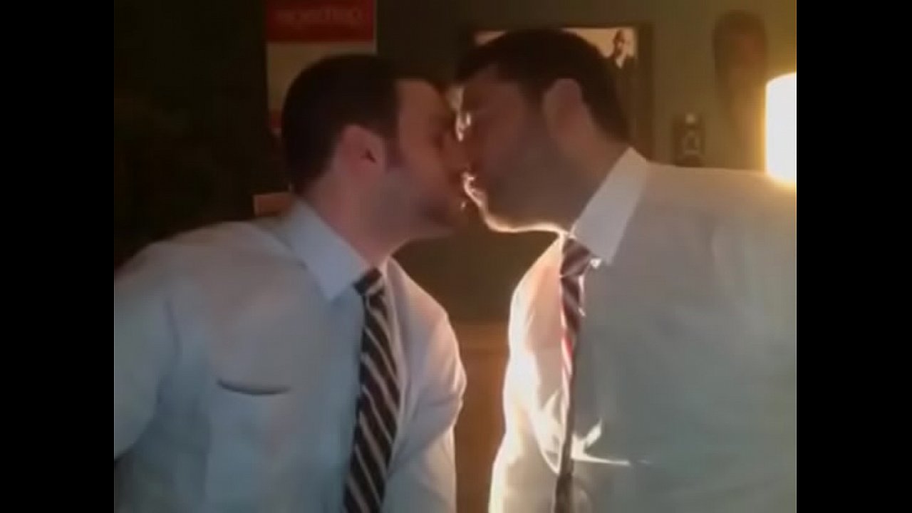 Sexy Guys Kissing Each Other While | GAYLAVIDA.COM - XVIDEOS.COM