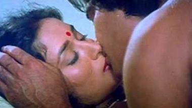 Madhuri Dixit Birthday Special: बोल्ड Kissing Scene ...