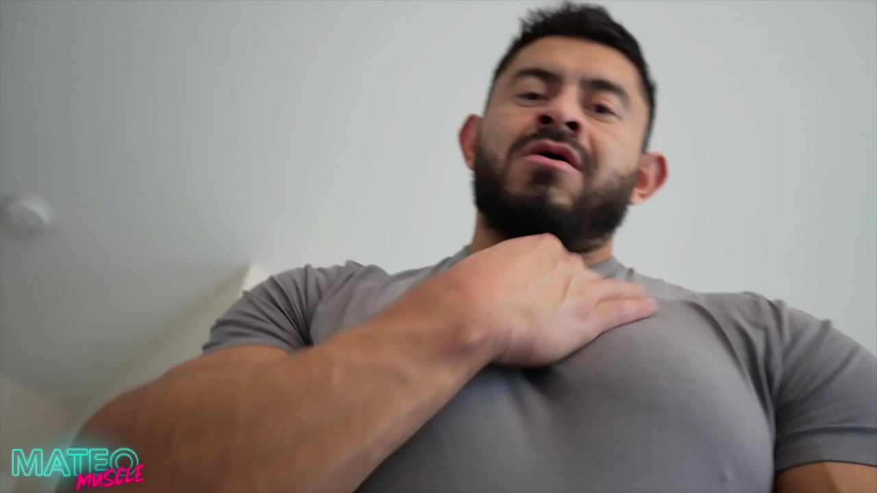 Muscle Hunk's Tight Shirt Chest Bouncing - XVIDEOS.COM