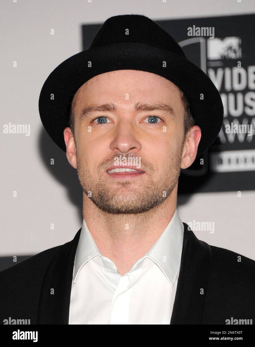 Justin Timberlake poses backstage with the award for xxx at the ...