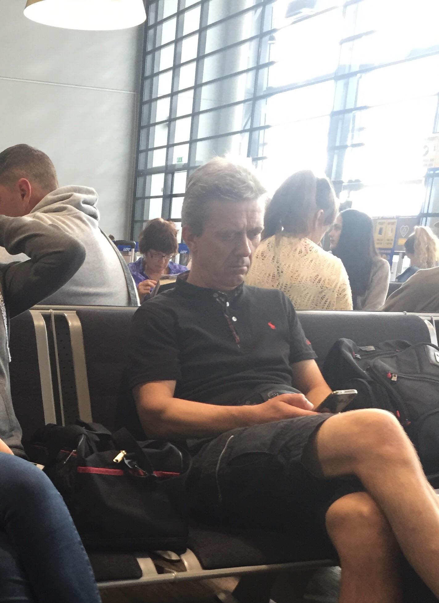 This guy at an airport in Lithuania looks like Hugh Laurie : r ...