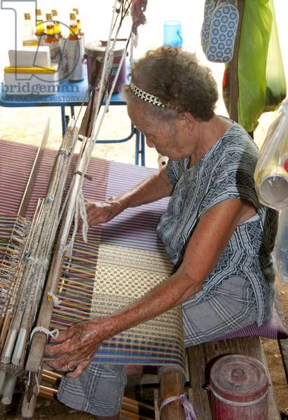 Image of Thailand: Weavers in the Wiangyong district creating the ...