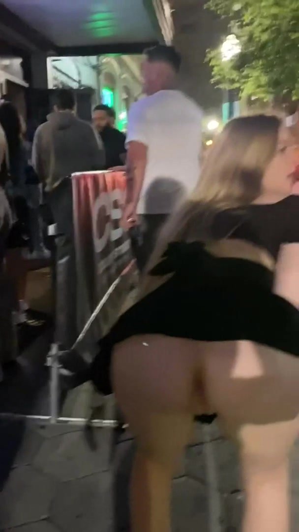 Showing her butthole in the middle of the crowd - ThisVid.com