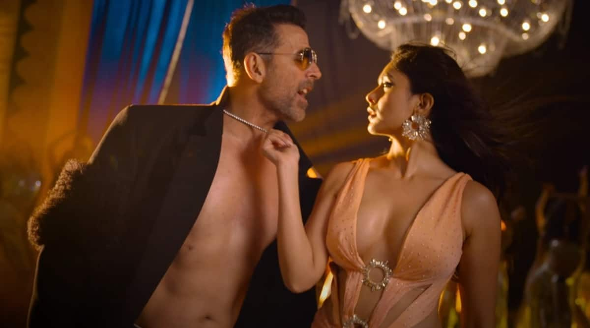 Akshay Kumar is romancing 25-year younger Mrunal Thakur is Selfiee ...