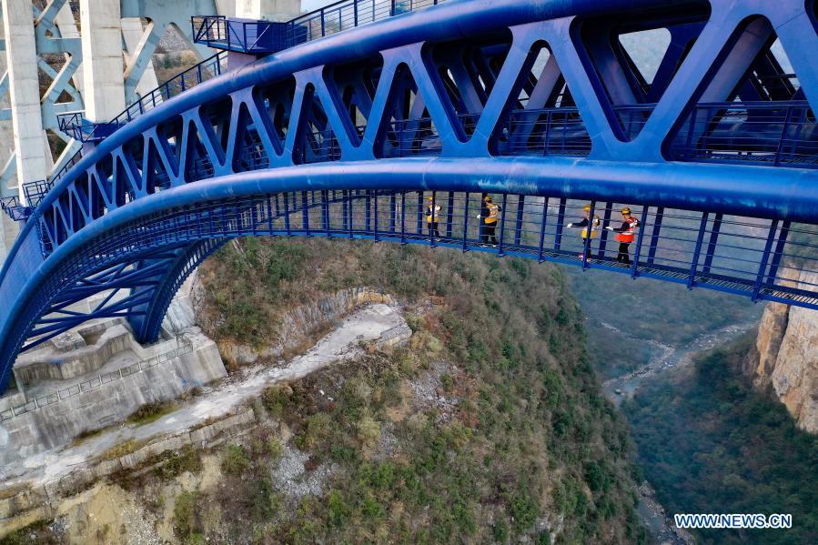 Maintenance workers work on Xixi River Grand Bridge in Guizhou ...