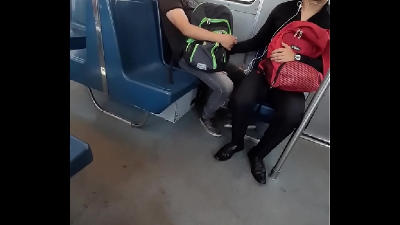 Agarrrandole la verga en el metro - XVIDEOS.COM