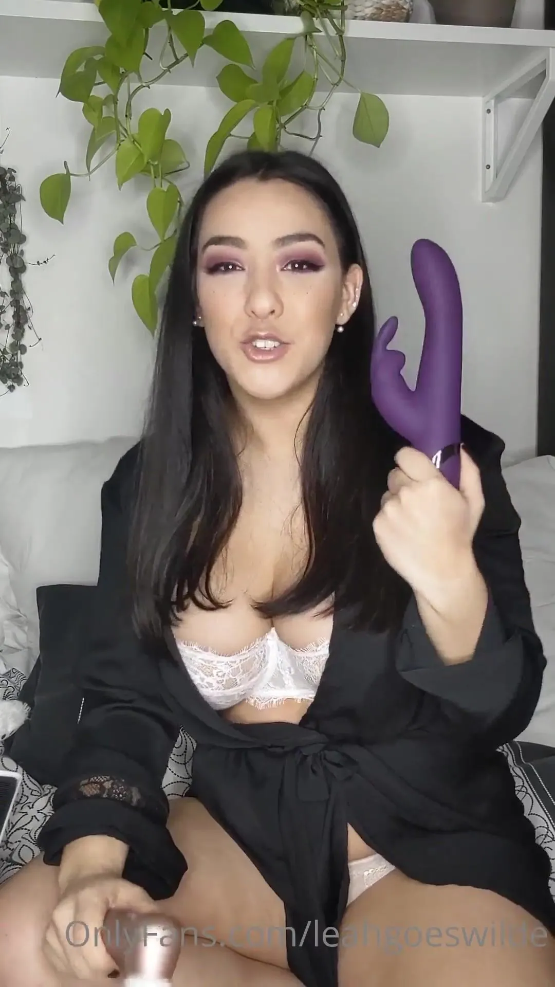 Leahgoeswilde sex toy show tell which one you want see use first ...