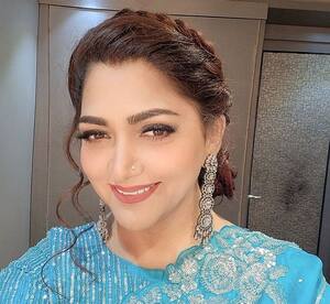 Kushboo: 20 வயசு ஹீரோயின் போல் மாறி ...