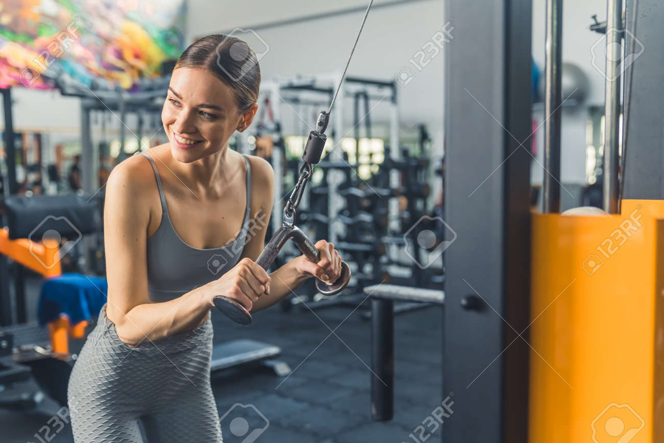 Foto De Gimnasio Interior De Una Joven Adulta Caucásica Flaca Con ...