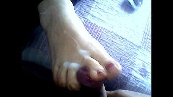 mi mujer me roba la leche con sus pies - XVIDEOS.COM