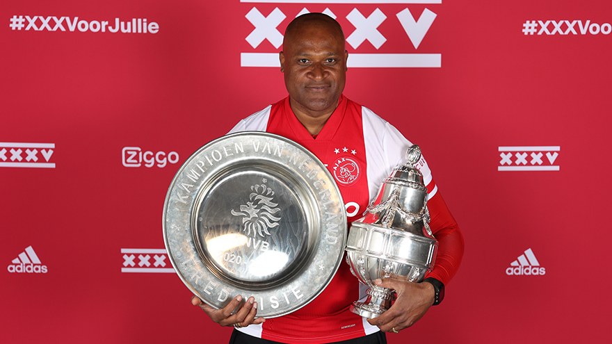 In images | The Ajax squad delightfully lift the trophies