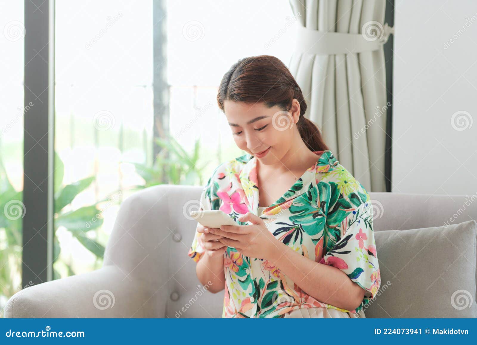 Jovencita Feliz Goza De Fácil Seguridad Transfiriendo Dinero En El ...