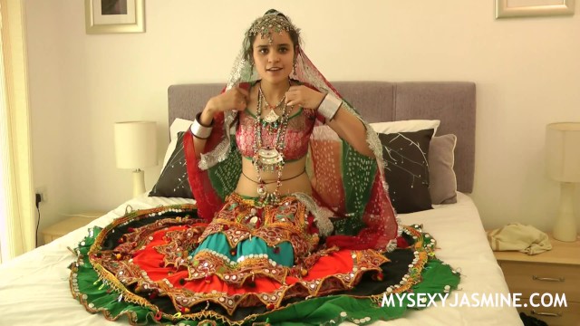 Indian College Girls Jasmine Mathur in Gujarati Garba Dance ...