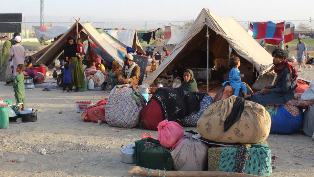 More Than 300,000 Afghans Flee to Pakistan Since Taliban Takeover ...