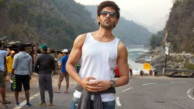 Kartik Aaryan ditches luxury cars, takes bike to the gym instead ...