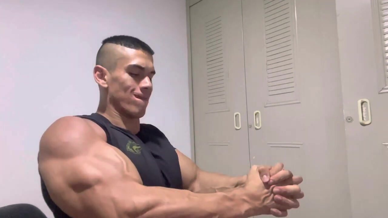 Giant biceps - ThisVid.com