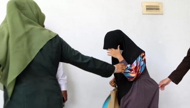 اندونزی افراد را به دلیل رابطهٔ جنسی بدون ازدواج زندانی می‌کند ...