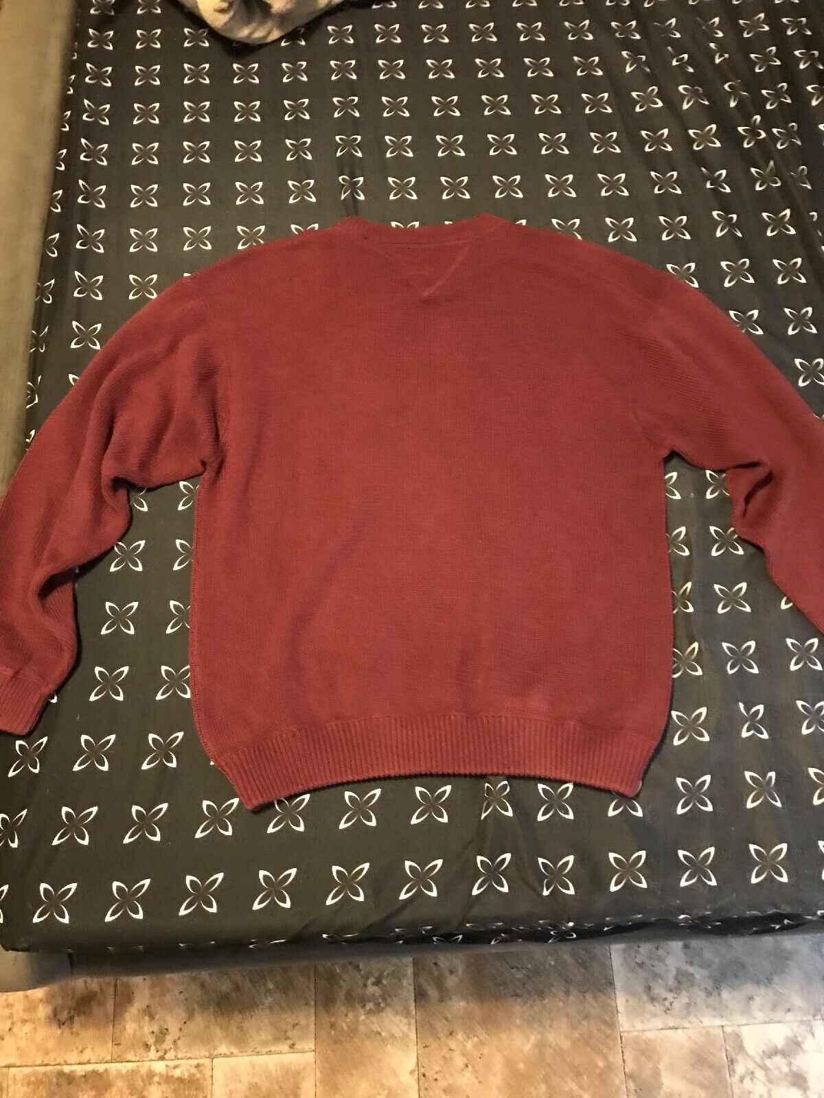 Vintage Tommy Hilfiger Men's XL Burgundy knit Crewneck Crest ...