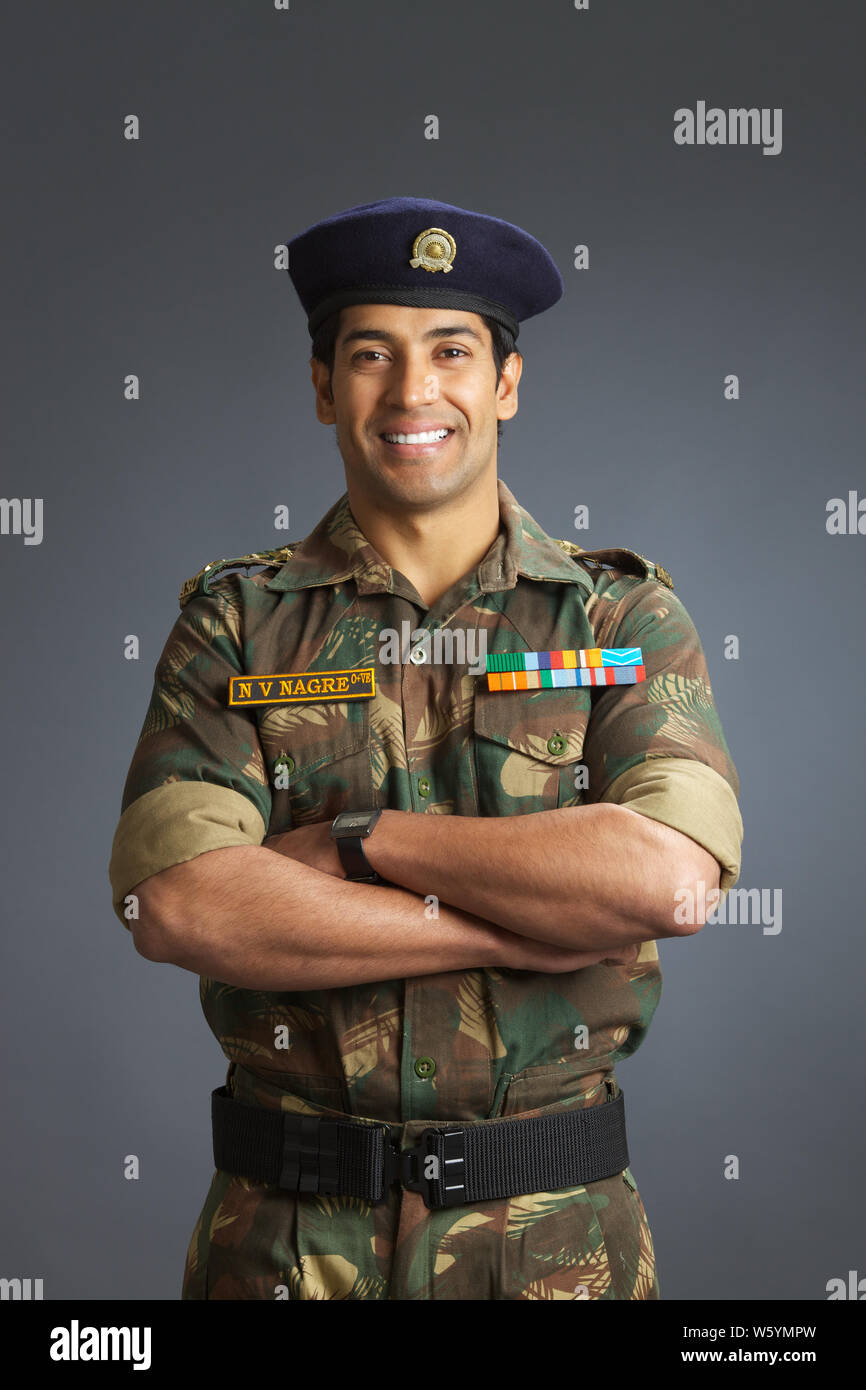 Portrait of an army soldier smiling Stock Photo - Alamy