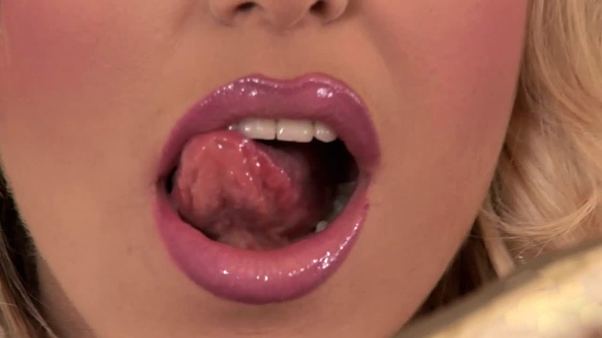 Blonde in pink lipstick is pure sexiness - XBabe video