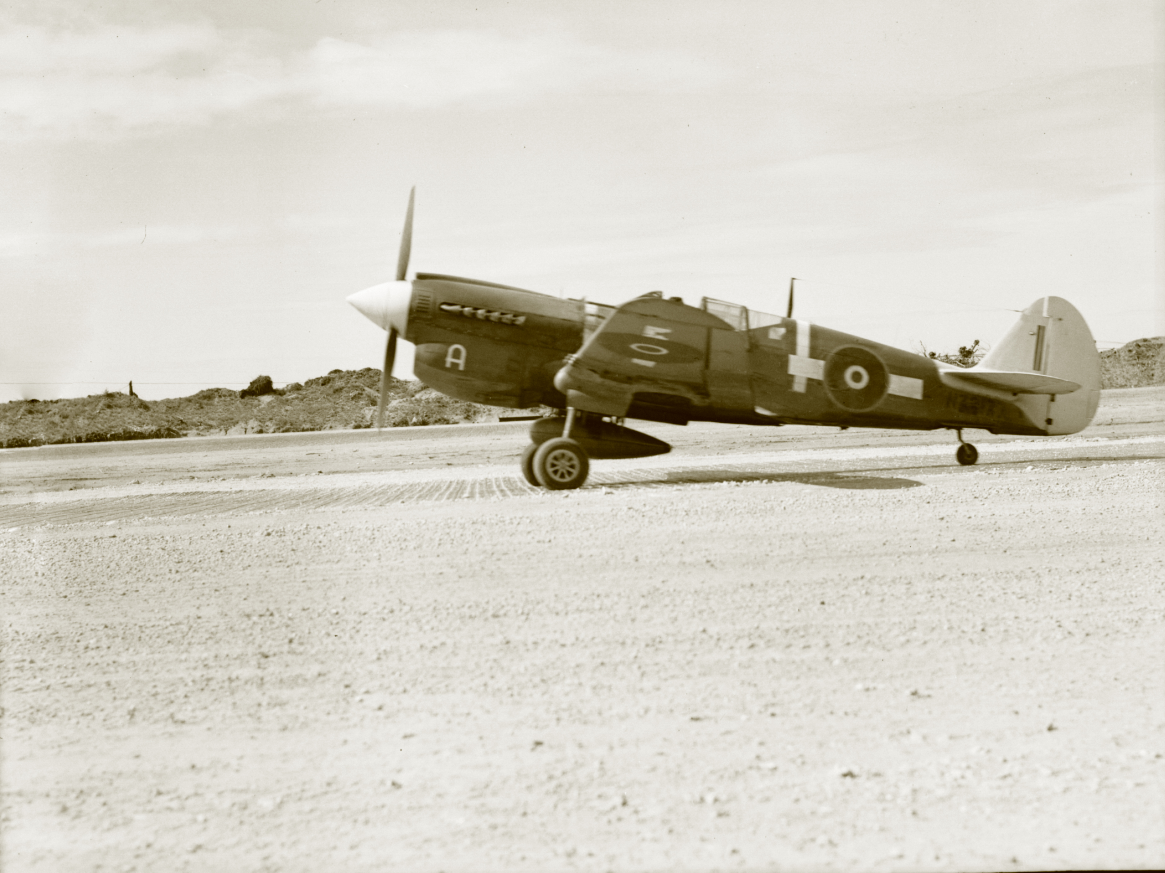 Asisbiz Curtiss P-40N Kittyhawk RNZAF 18Sqn A NZxxxx with 4 ...