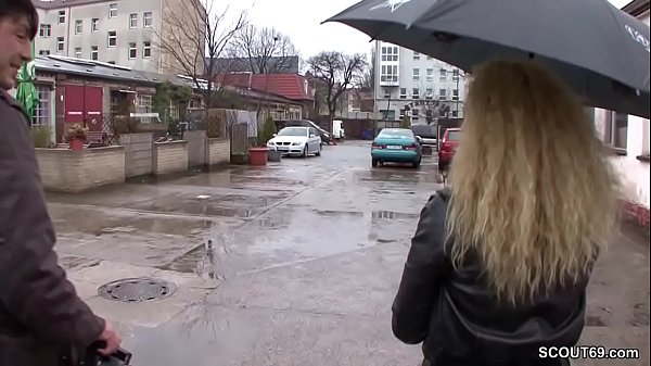 Teeny auf der Strasse angesprochen und fuer Geld gefickt - XVIDEOS.COM