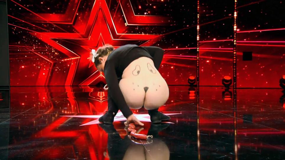 Female Comedian Shoves Sausages Up Her Bum On Live TV