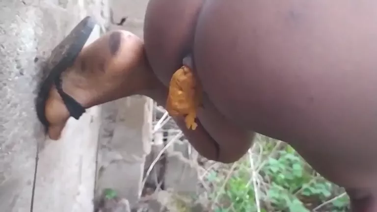 Nigerian thick booty girl pooping outdoor