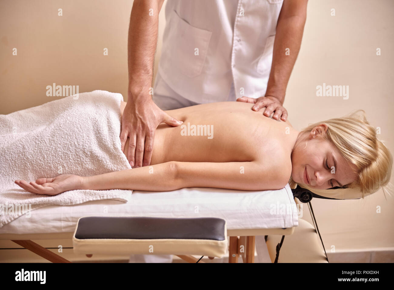physiotherapist man hands close up, massage woman back Stock Photo ...