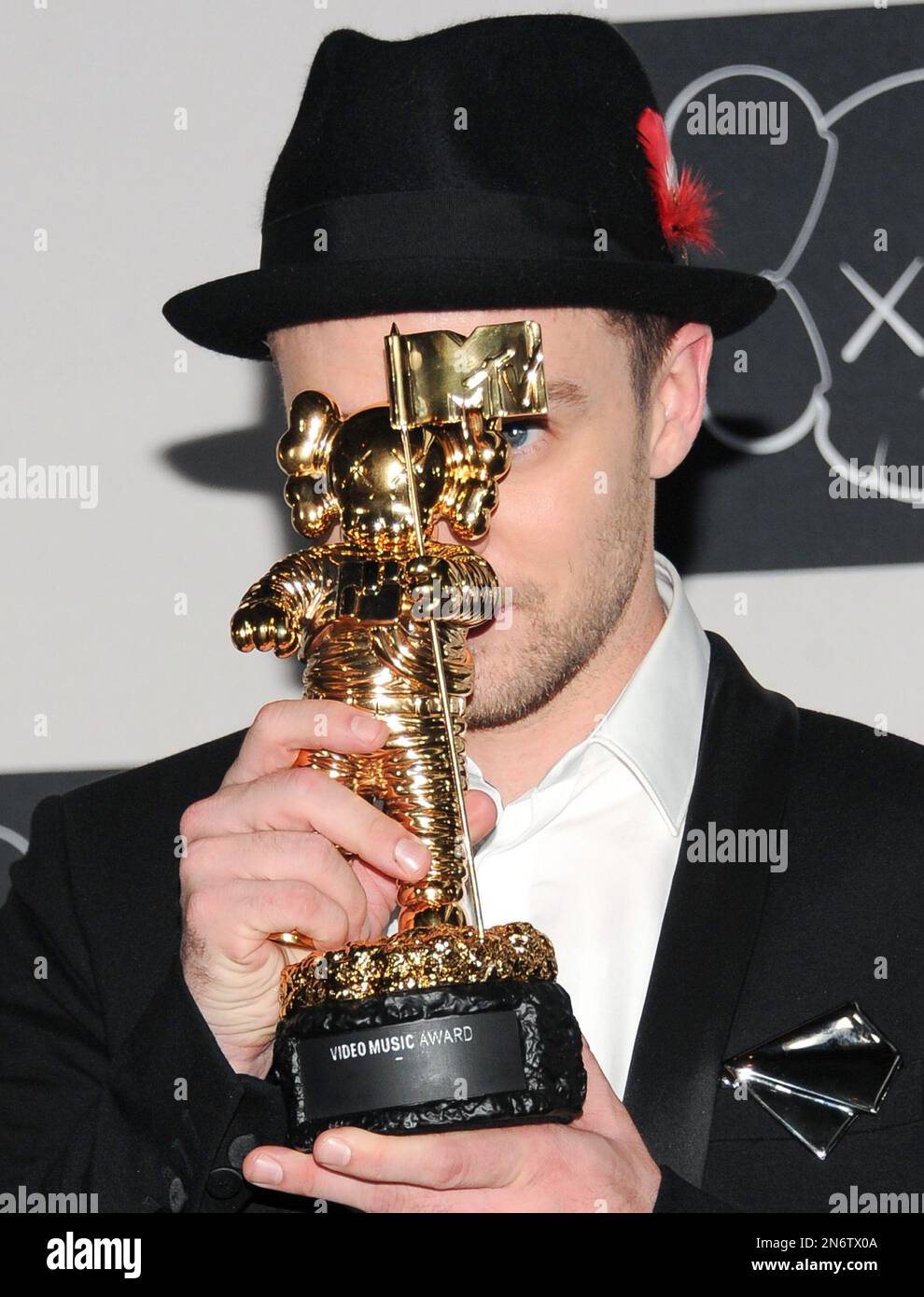 Justin Timberlake poses backstage with the award for xxx at the ...