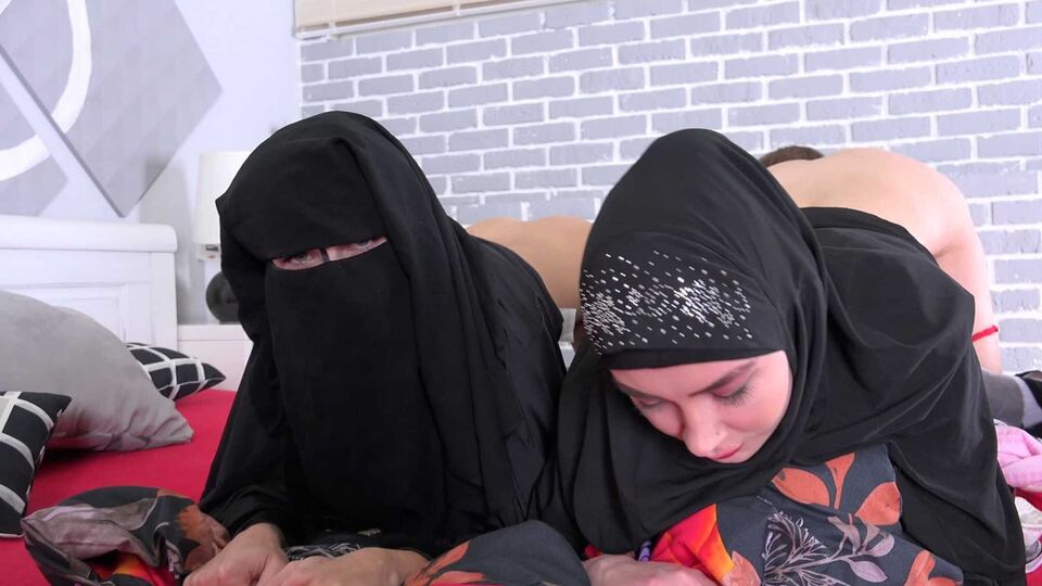 Video 🌶️ Muslim chicks Freya Dee and Nicole Love are fucking for ...