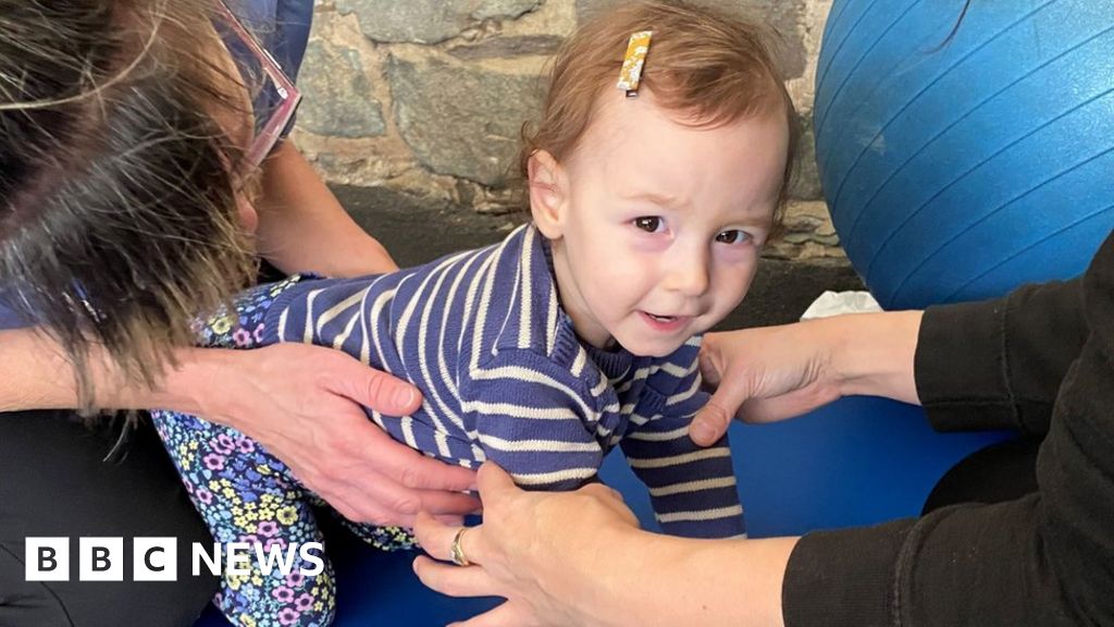 Lola, two, walks 64 steps for disability charity - BBC News