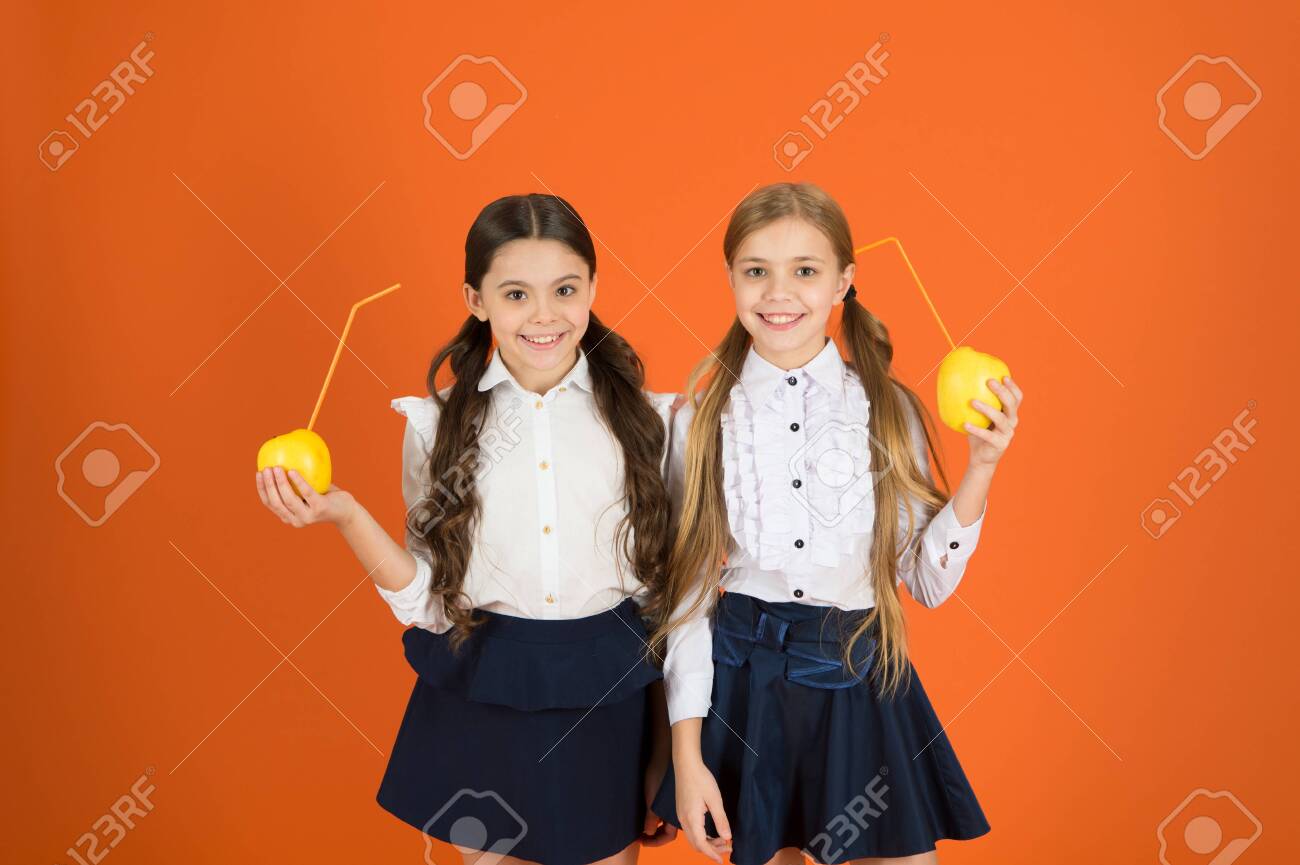 Disfrutando Del Jugo De Manzana. Lindas Colegialas Sosteniendo ...