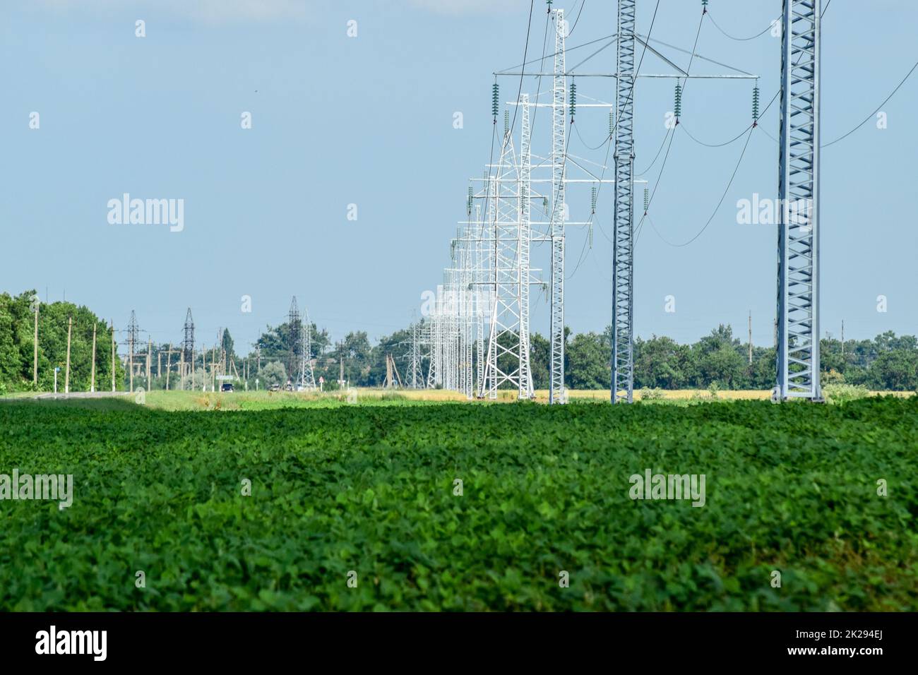 Steel construction electrical tower hi-res stock photography and ...