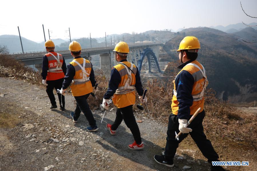 Maintenance workers work on Xixi River Grand Bridge in Guizhou ...