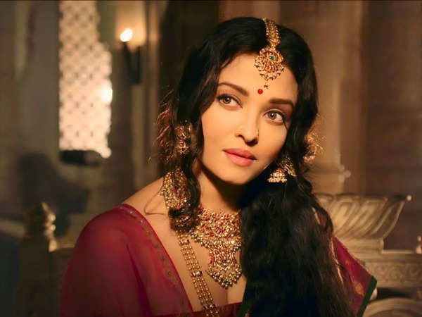 ponniyin selvan: Aishwarya Rai Bachchan shines as Queen Nandini in ...