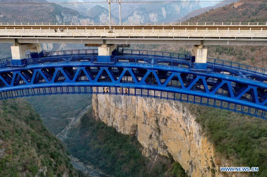 Maintenance workers work on Xixi River Grand Bridge in Guizhou ...