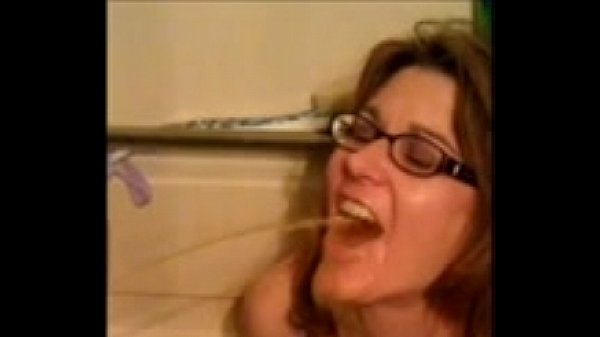 Amateur wife Drinks 2 guys piss! - XVIDEOS.COM