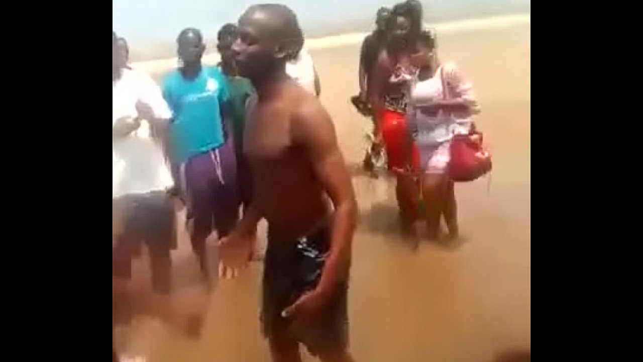 Liberian cracked head give blowjob at the beach - XVIDEOS.COM