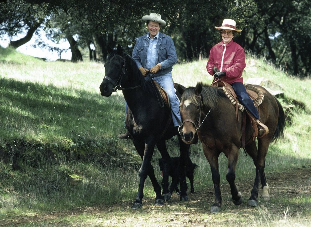 Amazon.com: Ronald y Nancy Reagan montando caballos en su rancho ...