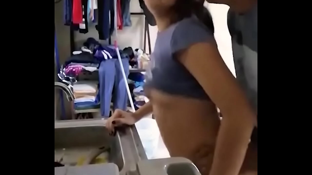 Chica linda mexicana amateur es cogida mientras lava la vajilla ...