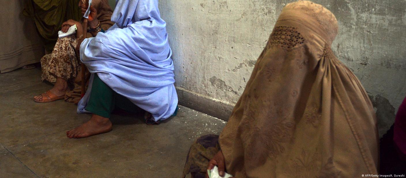 Pakistanis split over mandatory burqas for women – DW – 09/24/2019