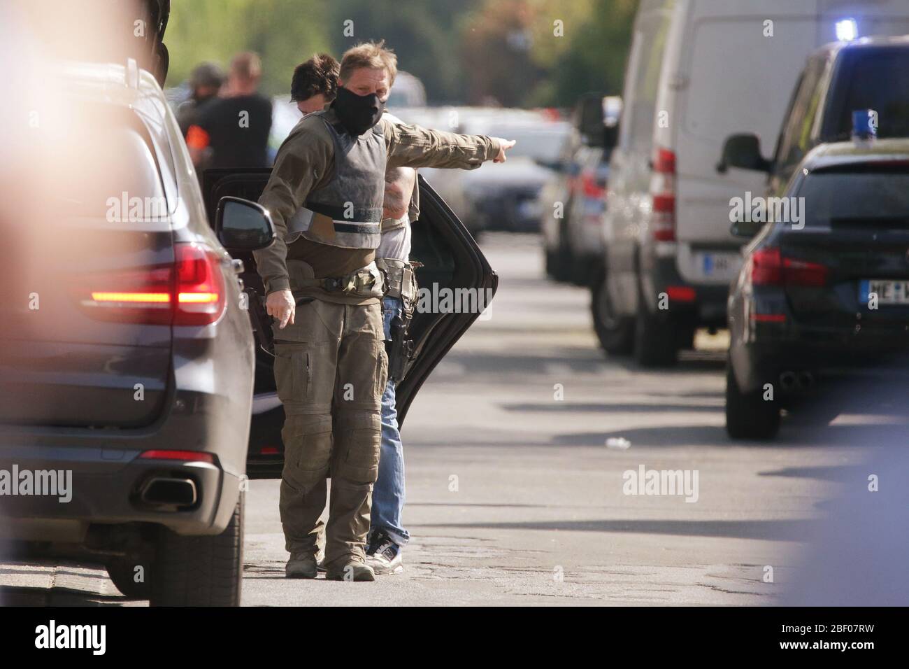 Dsd, Germany. 16th Apr, 2020. SEK officers stand by their vehicles ...