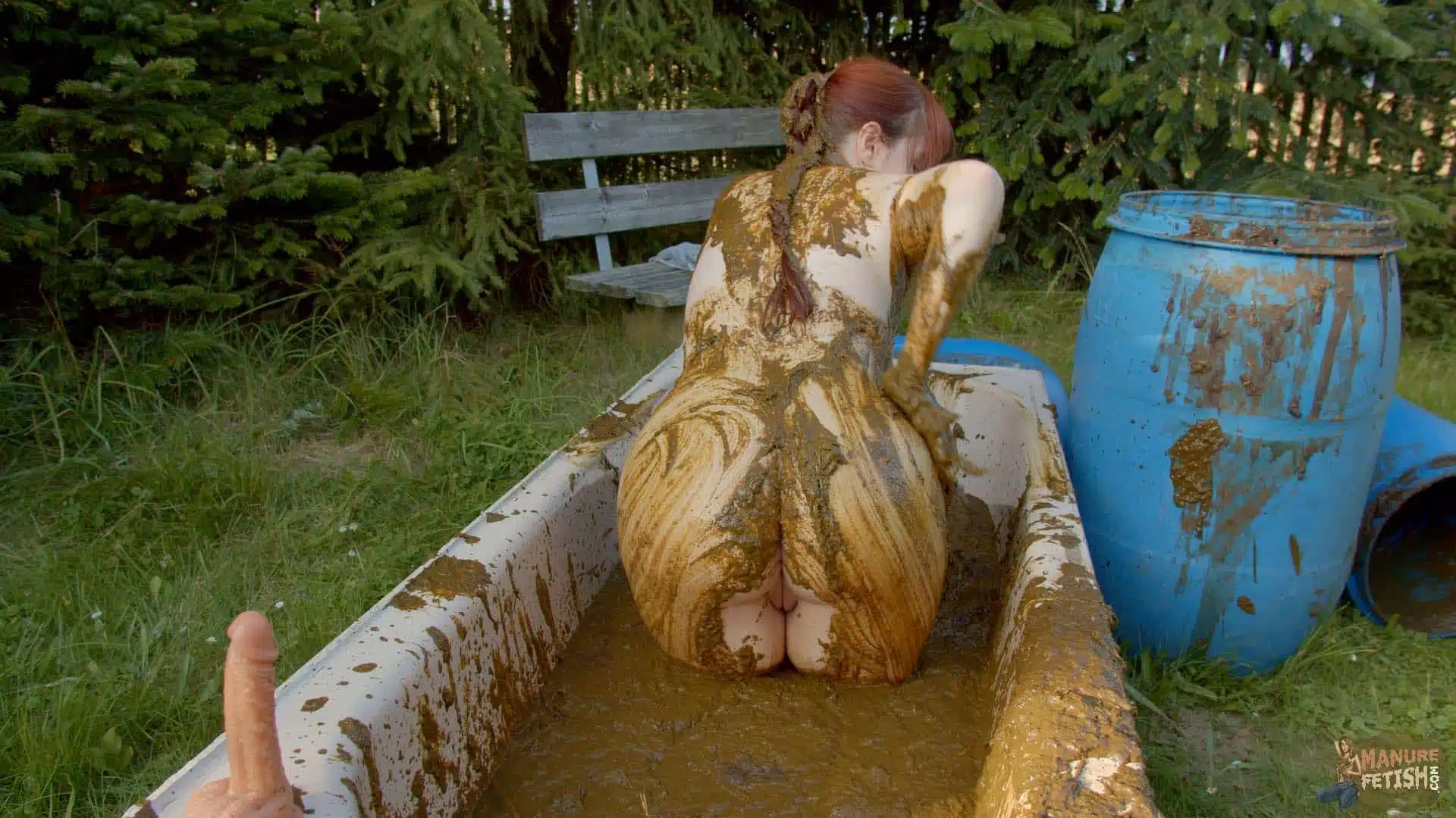 Lyndra Lynn Cooling Off With Cow Dung Ultra HD - ManureFetish -