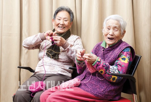 아프리카 신생아 살리는 한국 할머니들의 손뜨개 사랑” - 백세시대