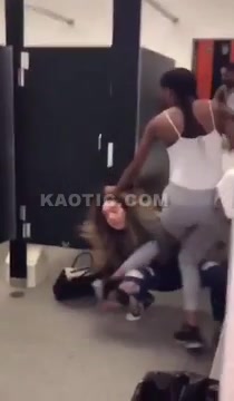 Two girls fight at the bathroom... One ends up pissed (literally ...