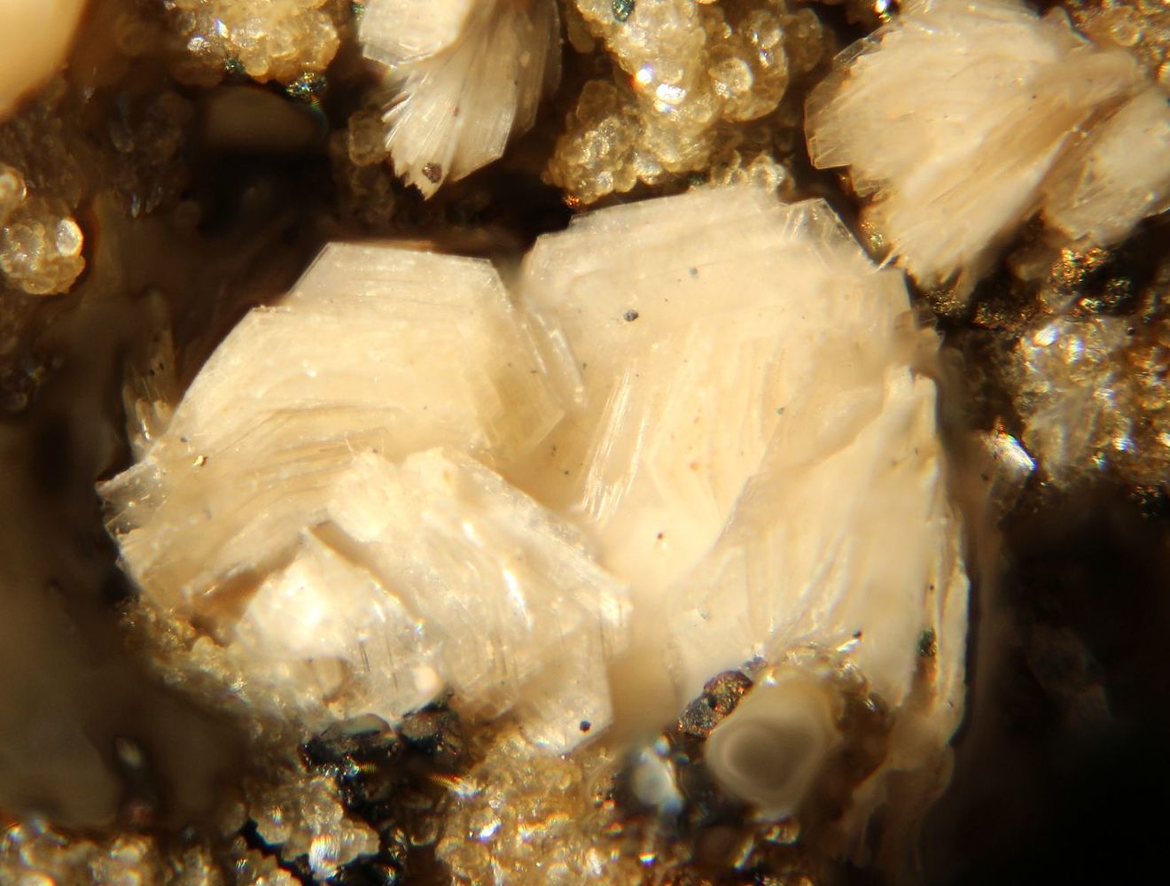 Kaolinite: Mineral information, data and localities.